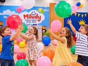 Dzieci bawiące się balonami podczas urodzin w Miludy